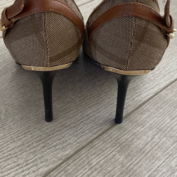 Burberry Ellalline Camel Plaid Peep Toe Pumps. Size: 35 - Picture 6 of 11